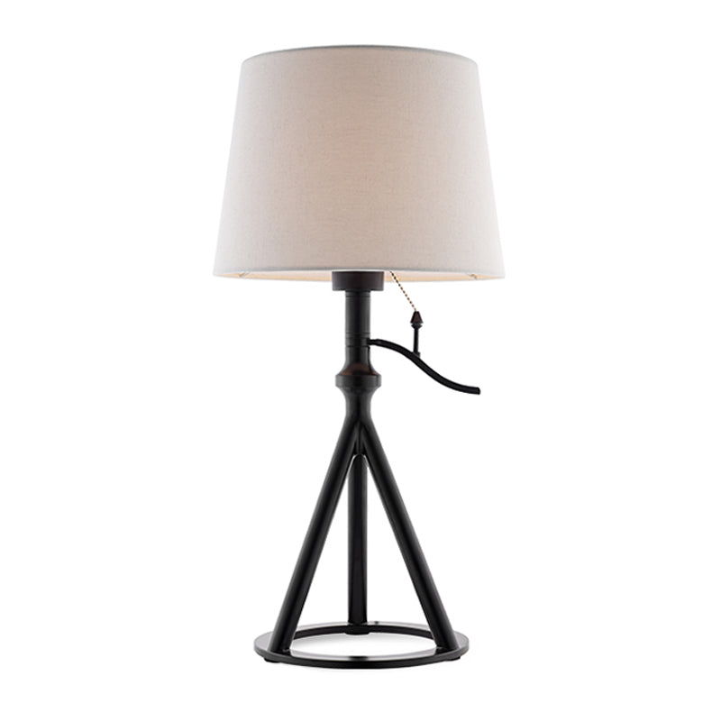 Luz de mesa de tambor cónica blanca de tela minimalista lámpara de noche de un solo dormitorio con soporte de tri-leg negro