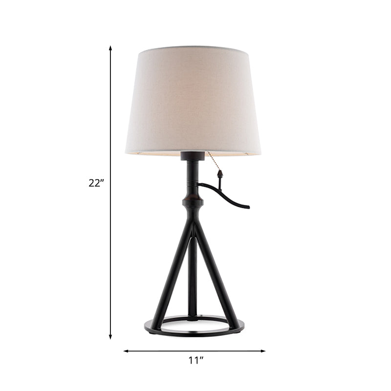 Luz de mesa de tambor cónica blanca de tela minimalista lámpara de noche de un solo dormitorio con soporte de tri-leg negro