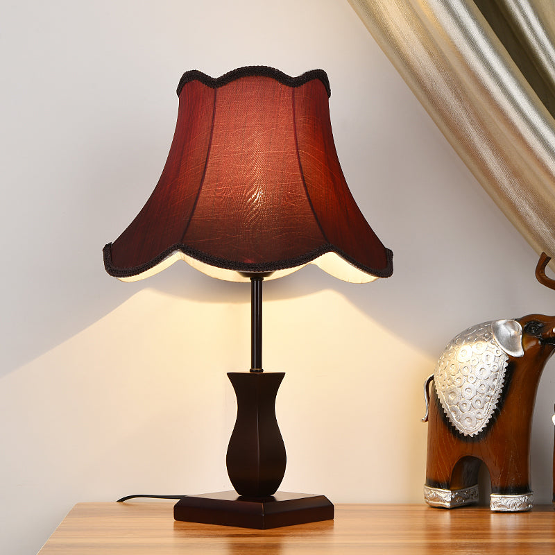 Single-bulp tafelverlichting land lambrisering bel-geschulpte stof nachtstandaardlamp in beige/bordeaux