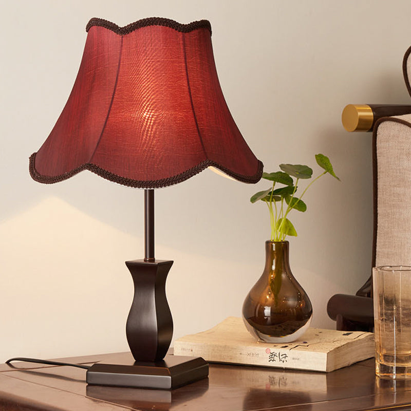 Single-bulp tafelverlichting land lambrisering bel-geschulpte stof nachtstandaardlamp in beige/bordeaux
