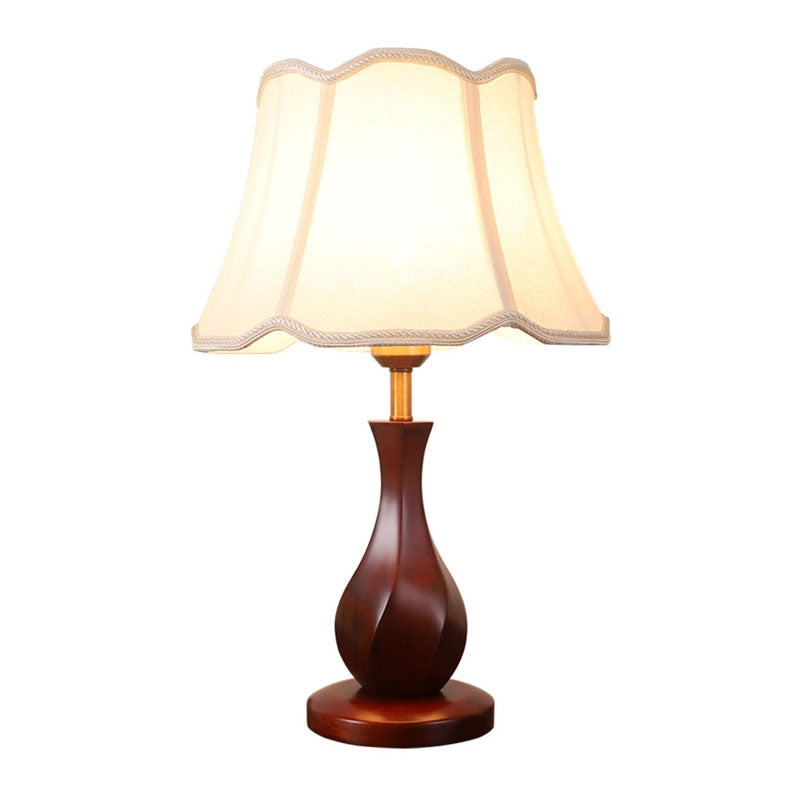 Platteland wijd uitlopende nacht staan ​​licht 1 lamp stof tafellamp met geschulpte afwerking in vlas/beige