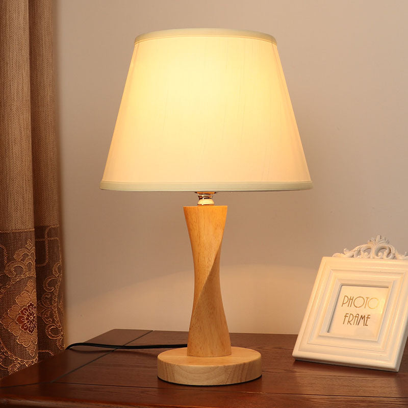 Lampada da notte intrecciata in legno Cottage 1 luce Illuminazione da tavolo da soggiorno con paralume conico in tessuto in beige/grigio/lino