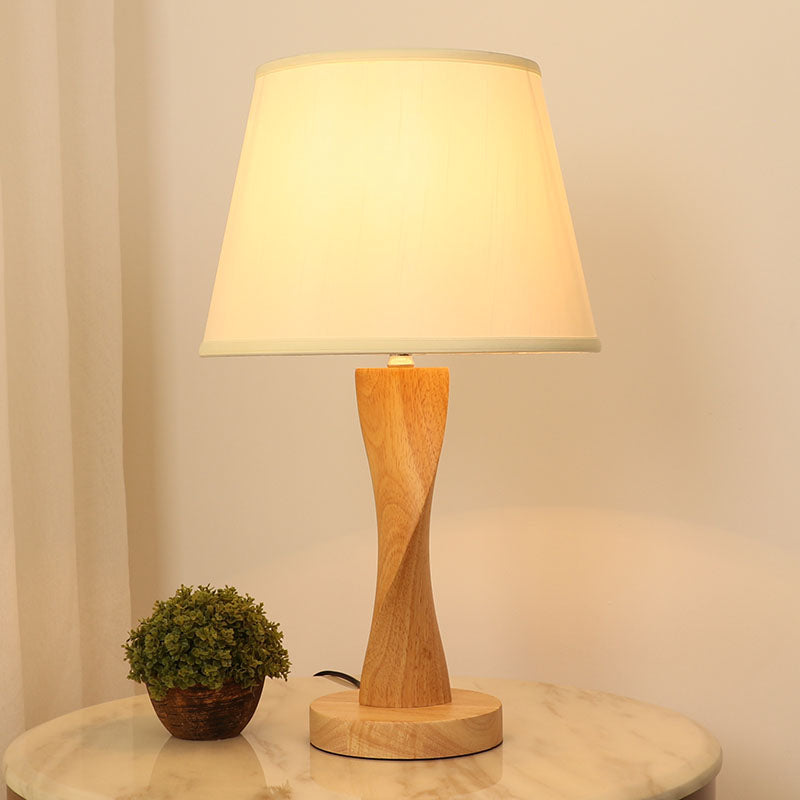 Lampada da notte intrecciata in legno Cottage 1 luce Illuminazione da tavolo da soggiorno con paralume conico in tessuto in beige/grigio/lino