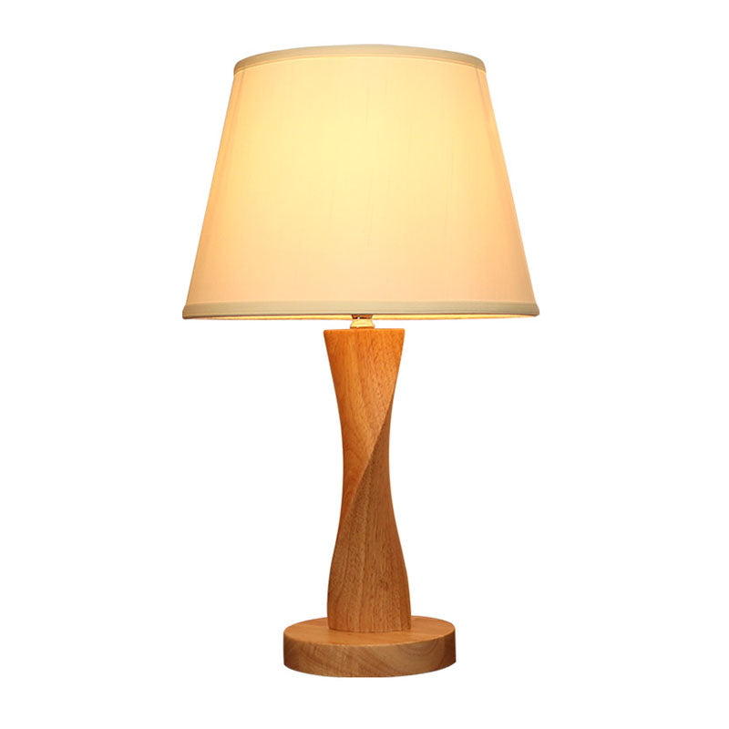 Lampada da notte intrecciata in legno Cottage 1 luce Illuminazione da tavolo da soggiorno con paralume conico in tessuto in beige/grigio/lino