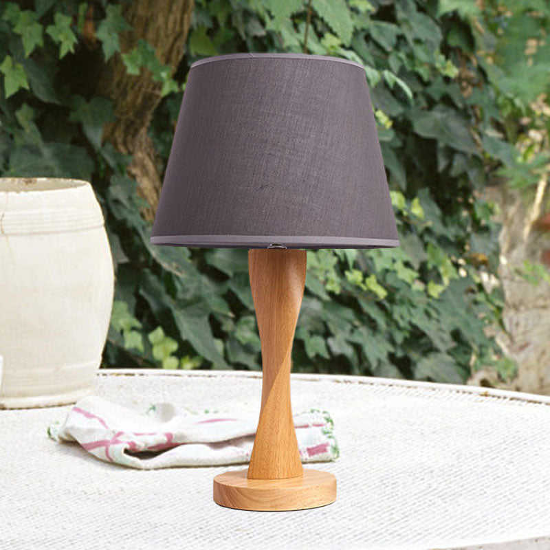 Lampada da notte intrecciata in legno Cottage 1 luce Illuminazione da tavolo da soggiorno con paralume conico in tessuto in beige/grigio/lino