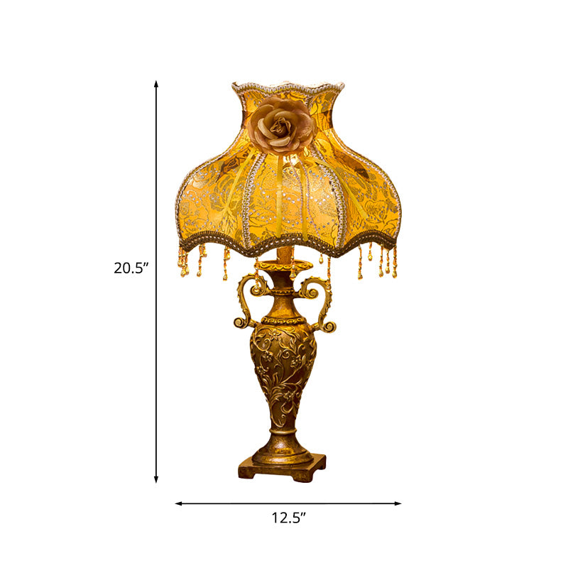 Traditionelle Zwei-Griff-Vase-Tischlampe 1 Lampenharz-Nachttischlicht mit gebogenem Stoffton in Gold