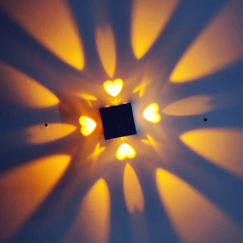 Luminaire de luminaire d'applique en forme de cœur moderne lampe murale à LED de fête de disco métallique en argent, violet / bleu / jaune lumière