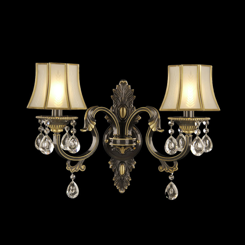 Traditionelle Empire Shade Wandbeleuchtung 2 Lichter Opalglas Wandmontagelampe in Schwarz und Gold