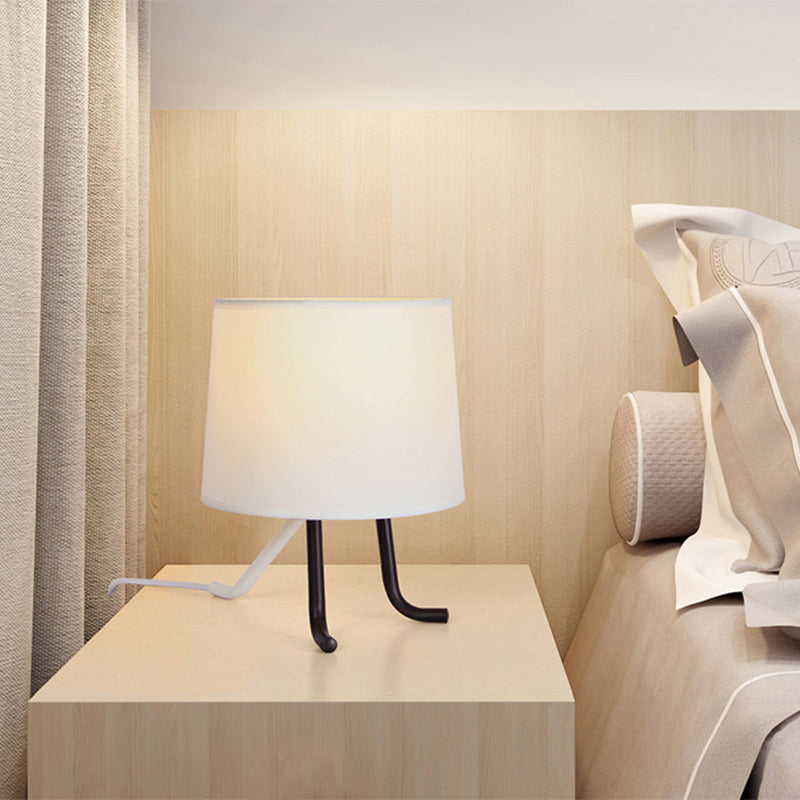 Lampada da comodino in tessuto a botte Lampada da tavolo nordica a 1 lampadina in lino/bianco con 3 gambe per camera da letto