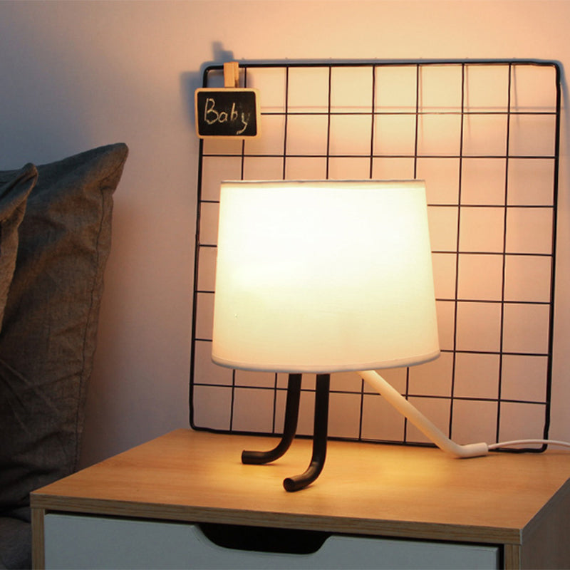 Lampada da comodino in tessuto a botte Lampada da tavolo nordica a 1 lampadina in lino/bianco con 3 gambe per camera da letto