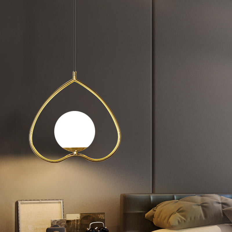 Pendulum singolo post-moderno Pendulum chiaro amante amante del cuore con telaio metallico e sfera di vetro opale