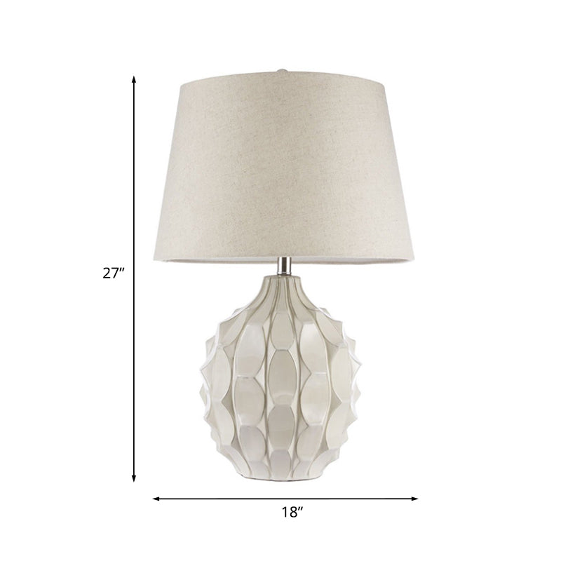 Lámpara de mesa nocturna de piña rústica 1 cabeza de cerámica de cerámica Luz con tono de tambor cónico en blanco