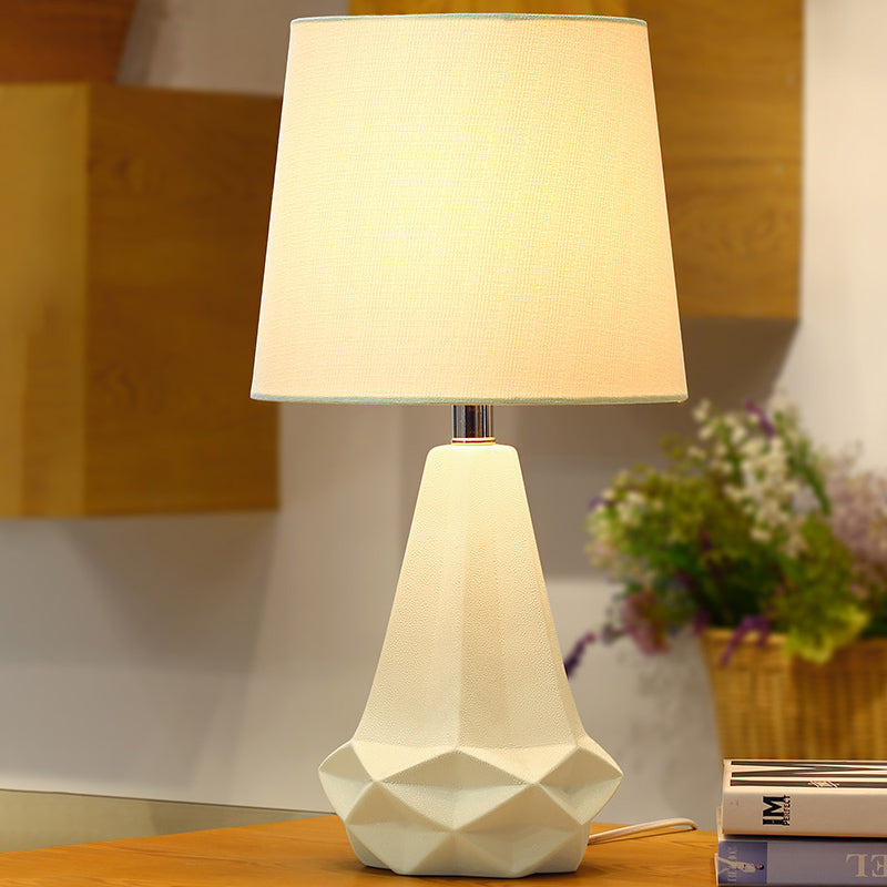 Lámpara de pie nocturna de bulbo individual iluminación de mesa de tela cónica contemporánea con base de cerámica de diamante en blanco