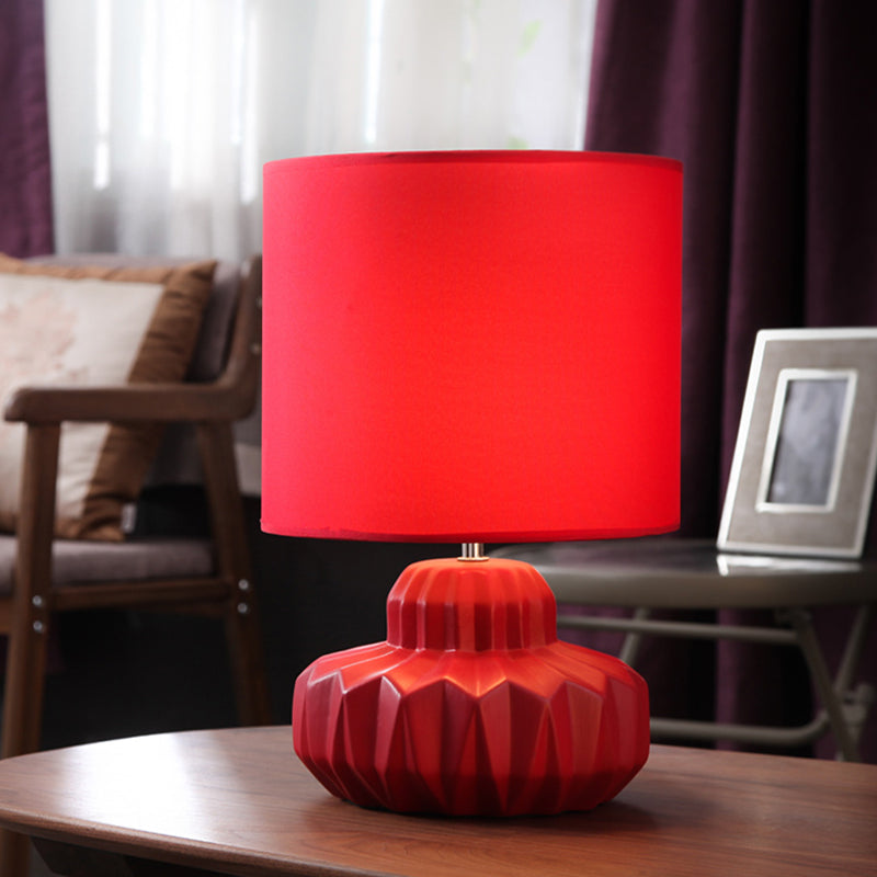 Lampada da comodino in tessuto cilindrico retrò a 1 lampadina da soggiorno con base in vaso di ceramica in rosso