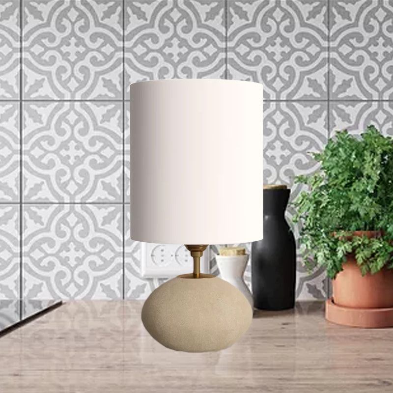 Lámpara de mesa de tela cilíndrica Campo 1 Lámpara de la sala de estar de la sala de bulbo con base de piedra ovalada en Light-Khaki