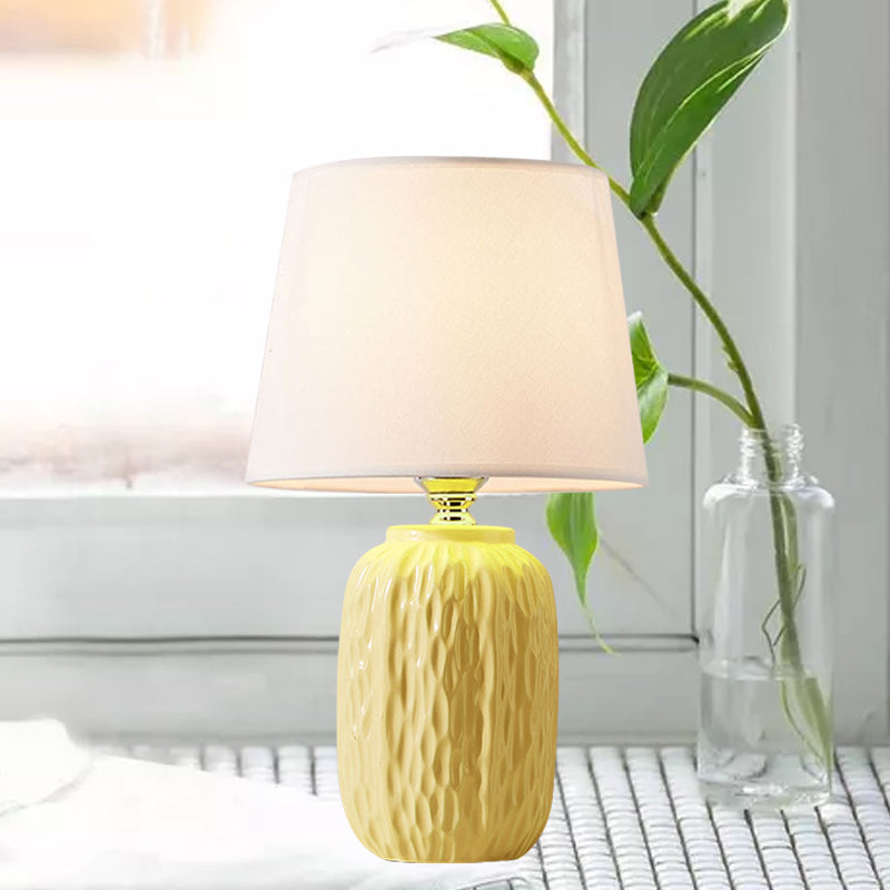 Einzelhämmerinkeramik Nachtlampe moderne rosa/blau/gelbe ovale Tischbeleuchtung mit sich verjüngter Lampenschirm
