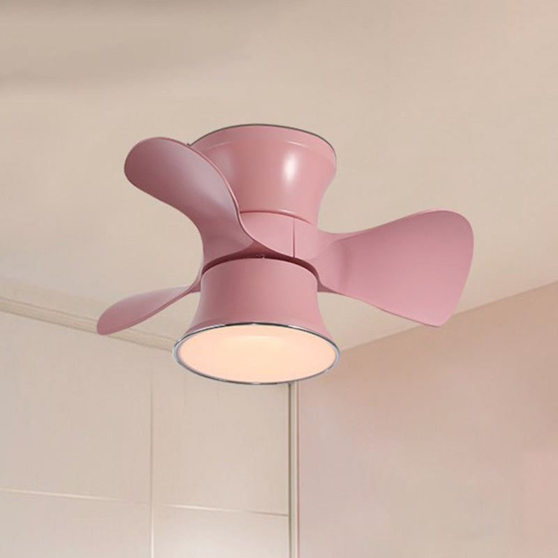 3-Blade-Makkaron-LED-Spülen Deckenventilator Blau/rosa kurvige Flushmount-Beleuchtung mit Acrylschatten, 23,5 "Breite