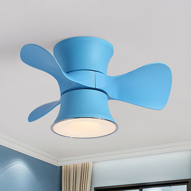 3-Blade-Makkaron-LED-Spülen Deckenventilator Blau/rosa kurvige Flushmount-Beleuchtung mit Acrylschatten, 23,5 "Breite