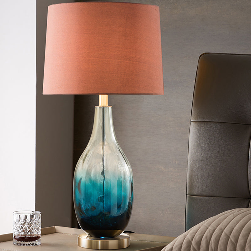 Lámpara de tela contemporánea de beige/marrón 1 cabezal iluminación de mesa de tambor contemporánea con base de vidrio azul que se desvanece del frasco