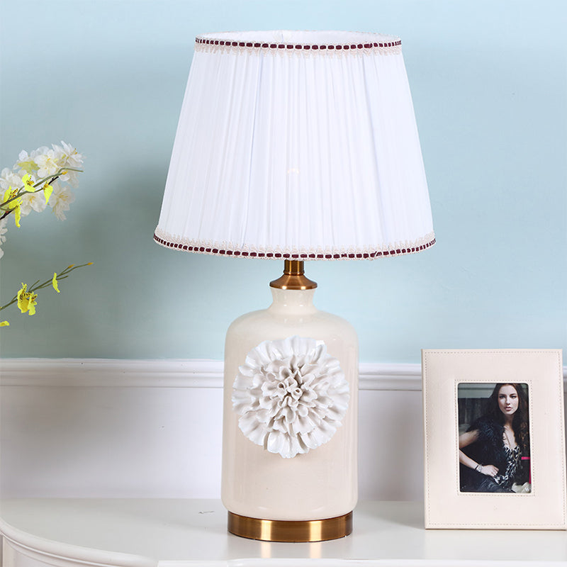 Luz de mesa de sombra de cono truncada moderna 1 Lámpara de tela plisada de cabeza de cabeza con decoración de flores en blanco