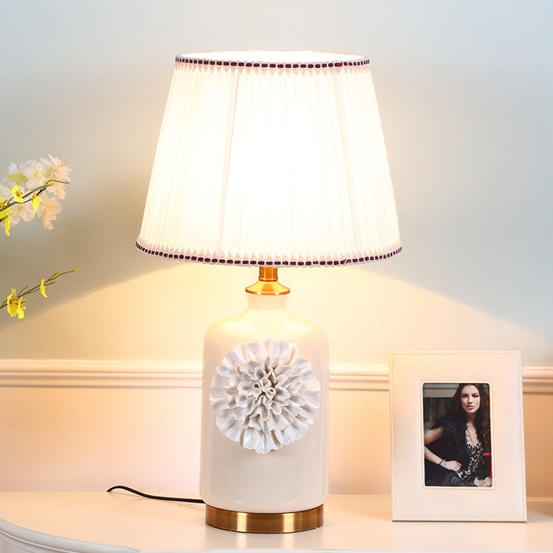 Luz de mesa de sombra de cono truncada moderna 1 Lámpara de tela plisada de cabeza de cabeza con decoración de flores en blanco