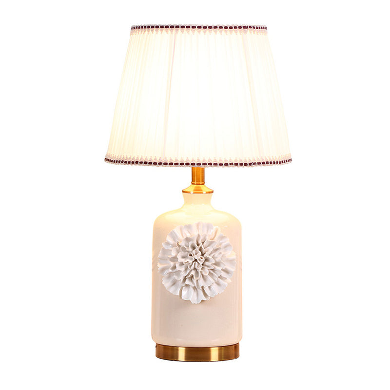 Luz de mesa de sombra de cono truncada moderna 1 Lámpara de tela plisada de cabeza de cabeza con decoración de flores en blanco
