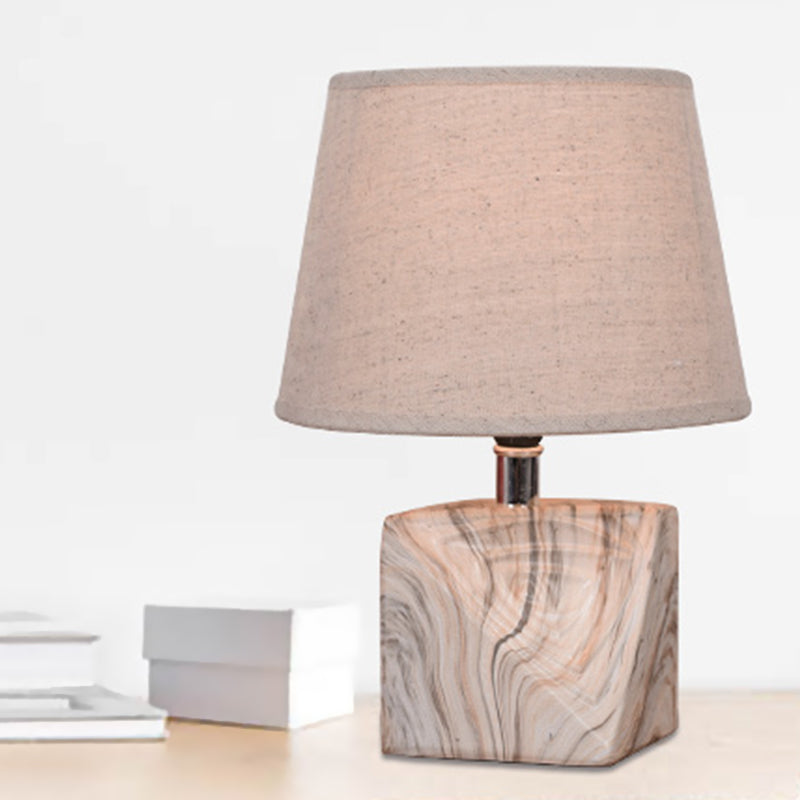 Iluminación de mesa de tela cónica 1 lámpara de noche de noche rústica 1 con base de bloque de grano de madera en blanco