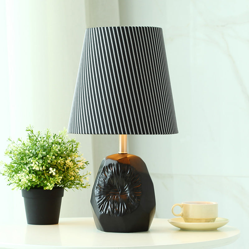 1 Light Ticking Stripe Fabric Tabring Lampe modern Noire Conical Kitchen Night Light avec base martelée