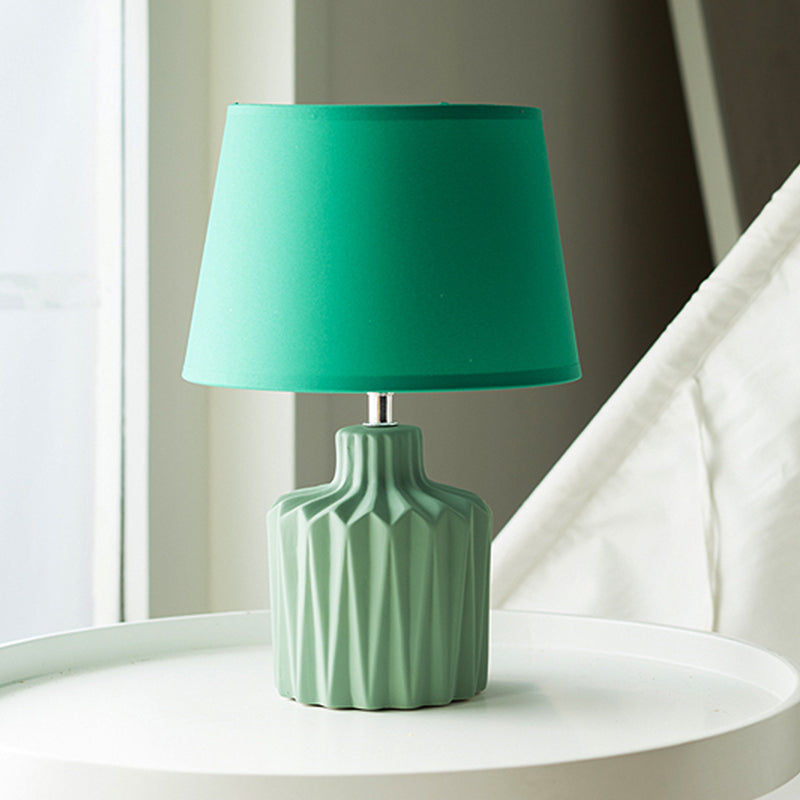 Grüne gerichtete Glasform-Tischlampe Nordic Keramic 1-Licht Wohnzimmer Nachttisch Licht mit sich verjüngter Lampenschirm
