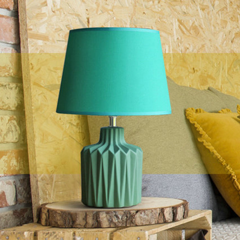 Grüne gerichtete Glasform-Tischlampe Nordic Keramic 1-Licht Wohnzimmer Nachttisch Licht mit sich verjüngter Lampenschirm