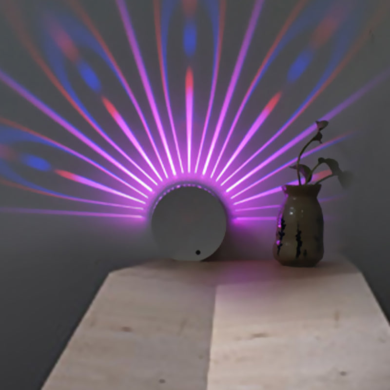 Moderne LED -Wandlampe Weiß ausgehöhltes Pfau -Feder -Leuchtenbeleuchtung mit Eisenschatten, RGB -Farblicht