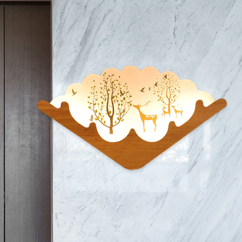 Acryl -ventilatorvormige wandgemonteerde lamp Azië -stijl LED houten wandmuurwiel licht met elandenhert en meer/bospatroon