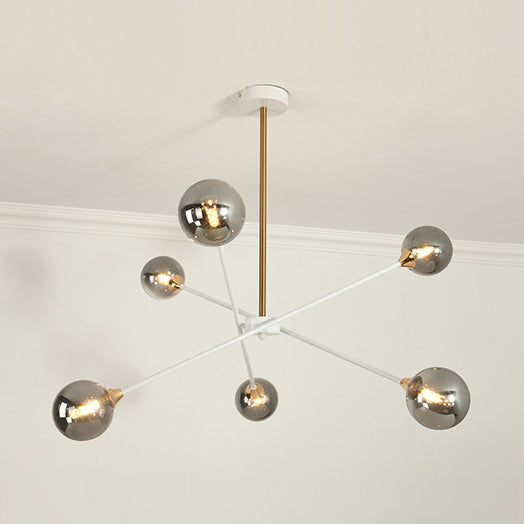 Hedendaagse witte arm kroonluchter lijn metallic amber // helder/zilver/rookgrijs/wit suspensielicht met bolvormige schaduw voor studieruimte