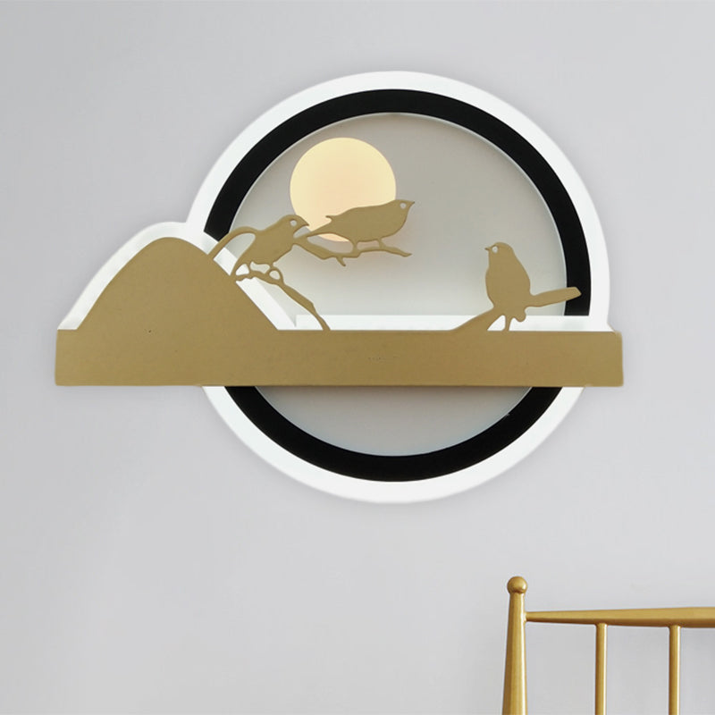 Lampada montata a parete arrotondata in oro Luce murale a parete acrilica LED con motivo a uccelli
