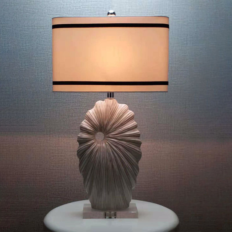 Lampada da tavolo in tessuto bianco-nero con paralume rettangolare a 1 testa Lampada da tavolo in stile anticato con base in porcellana conchiglia