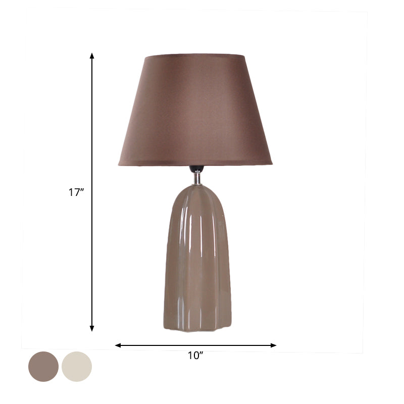 Beige/braun 1 Kopftischlampe traditioneller Stoff Stoff konisch Schatten Tischlicht für den Untersuchungsraum