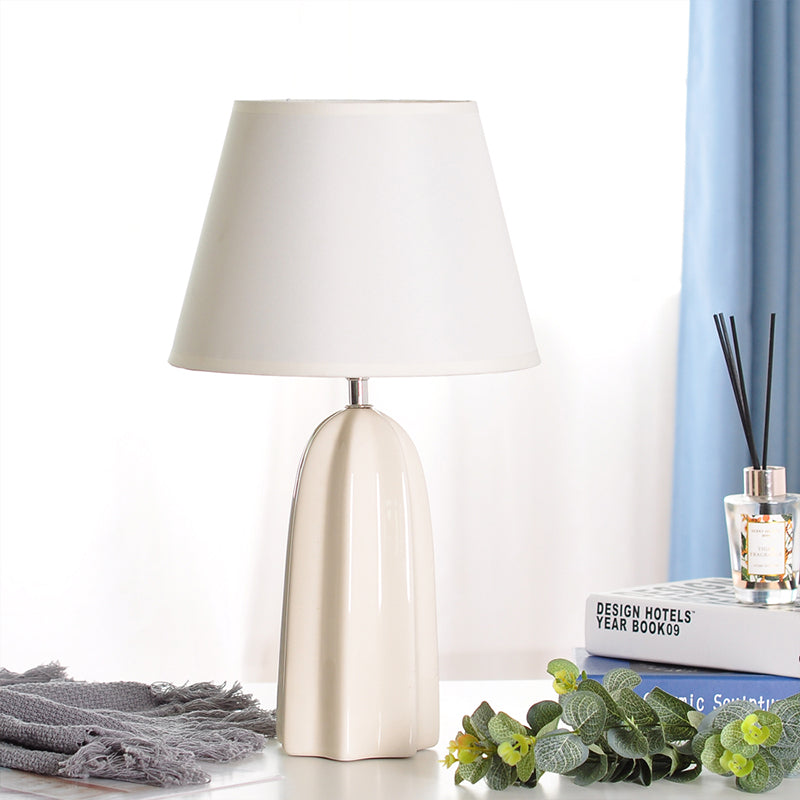 Beige/braun 1 Kopftischlampe traditioneller Stoff Stoff konisch Schatten Tischlicht für den Untersuchungsraum