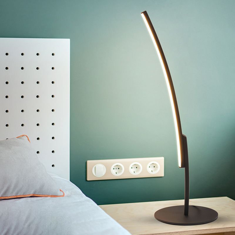 Illuminazione da lavoro a LED per camera da letto Modernismo Lampada da scrivania piccola bianca/nera con paralume acrilico sinuoso