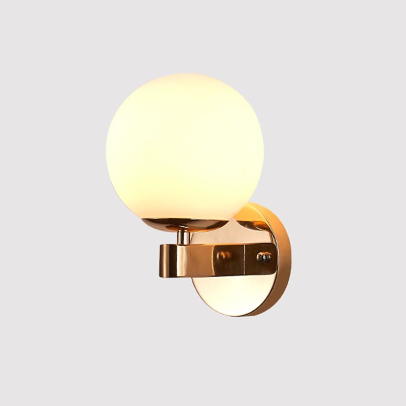 Opal Glass Ball Wall Lampe moderniste 1 tête Gold Sconce Lightture pour le salon