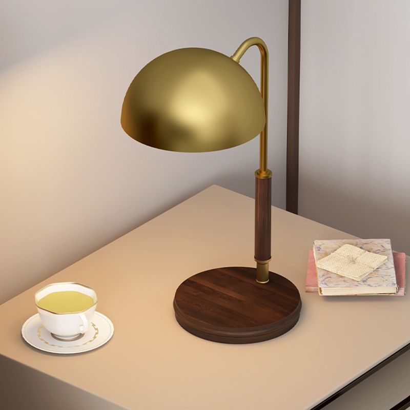 Luz de mesa de tono de cúpula de metal simple 1 cabeza 1 cabeza lámpara de noche marrón con brazo curvilíneo para sala de estar