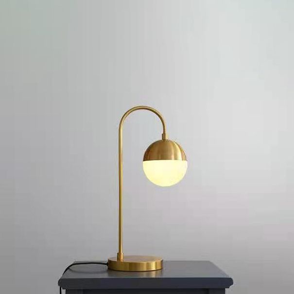 Una lampada da scrivania in metallo in stile decorazione postmoderna leggera per il soggiorno della camera da letto