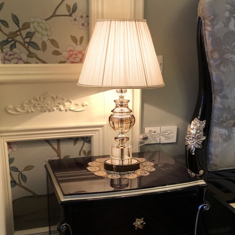 Tissu plissé lampe de table blanche conique 1 ampoule Lumière de table de chevet de style moderne avec base en cristal