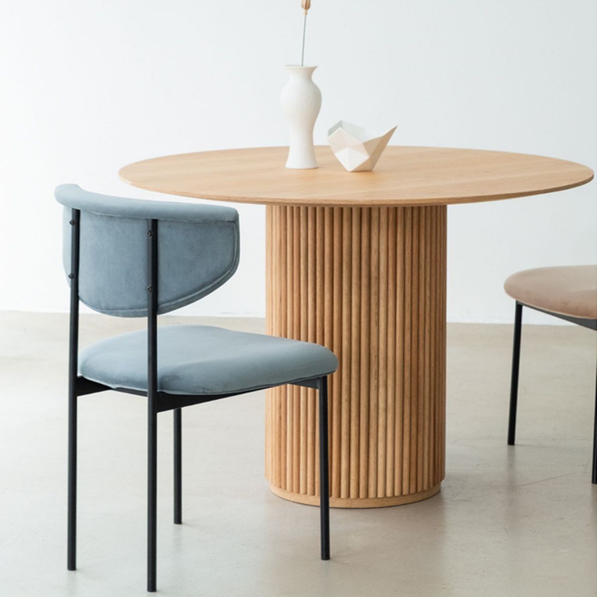 Modern Style Round Dining Table Solid Wood Dining Table for Home