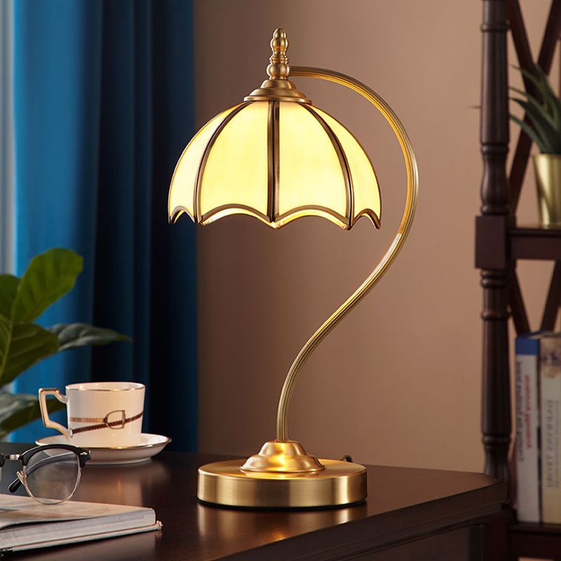 Lampada da tavolo in vetro opale dorato smerlato a 1 luce illuminazione notturna in stile coloniale con braccio curvo