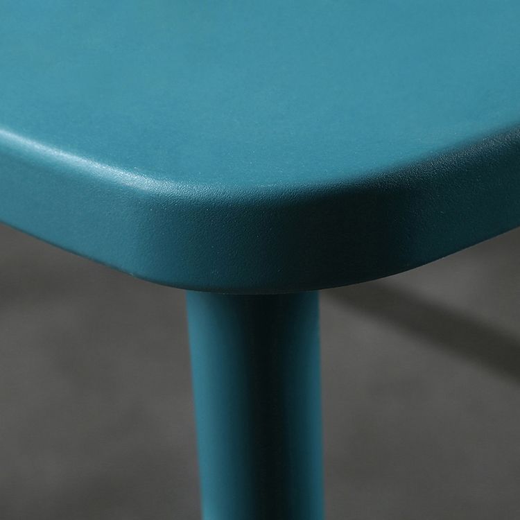 Chaise latérale contemporaine sans accoudoirs en plastique, chaise d'appoint empilable à dossier Windsor pour usage domestique