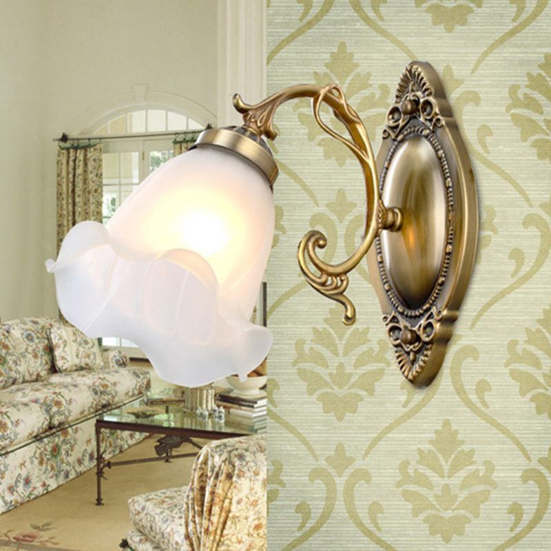 Single-Bulb Wall Light Classic Flower Shade Frosted Glass Wall Lighting Fixture in White