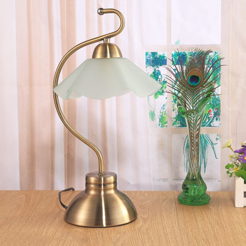 Lámpara de mesa de metal vintage de estilo curvilíneo de latón de latón