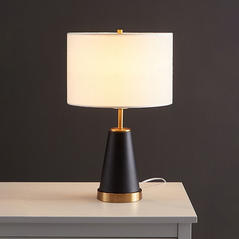 Trommeltafel licht modernistische stof 1 kop witte nachtkastje lamp met zwarte kegelbasis