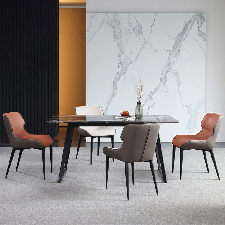 El comedor contemporáneo preside la butaca curvada de cuero mate de Parsons