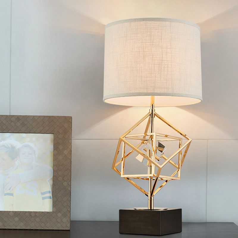 Lampada da comodino con 1 tratto da letto in tessuto in oro di lusso luce da tavolo con piedistallo in pietra quadrata